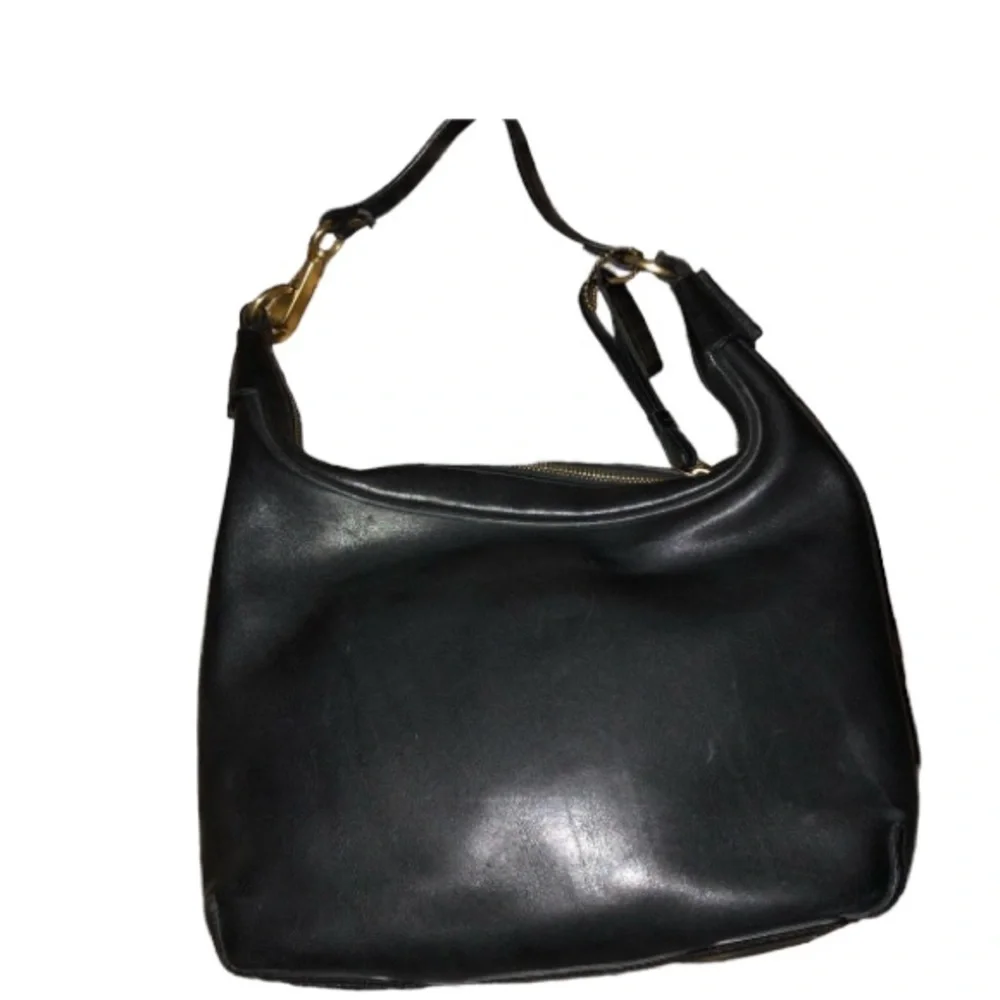 Coach black leather shoulder bag like new , vintage great size not heavy